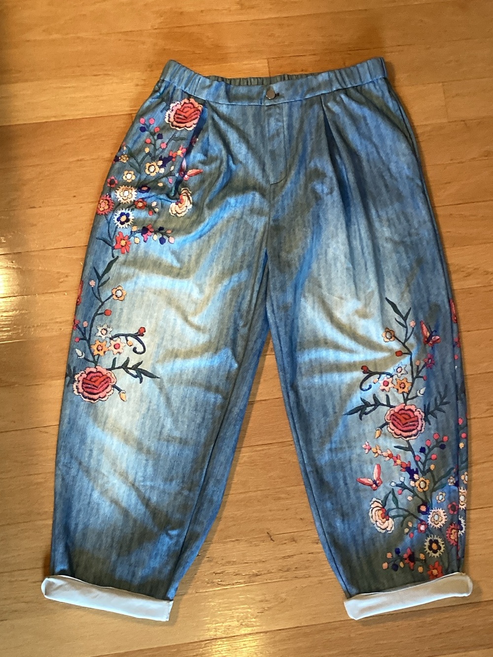 Source Unknown Blue Denim Ankle Jeans with Floral Embroidery